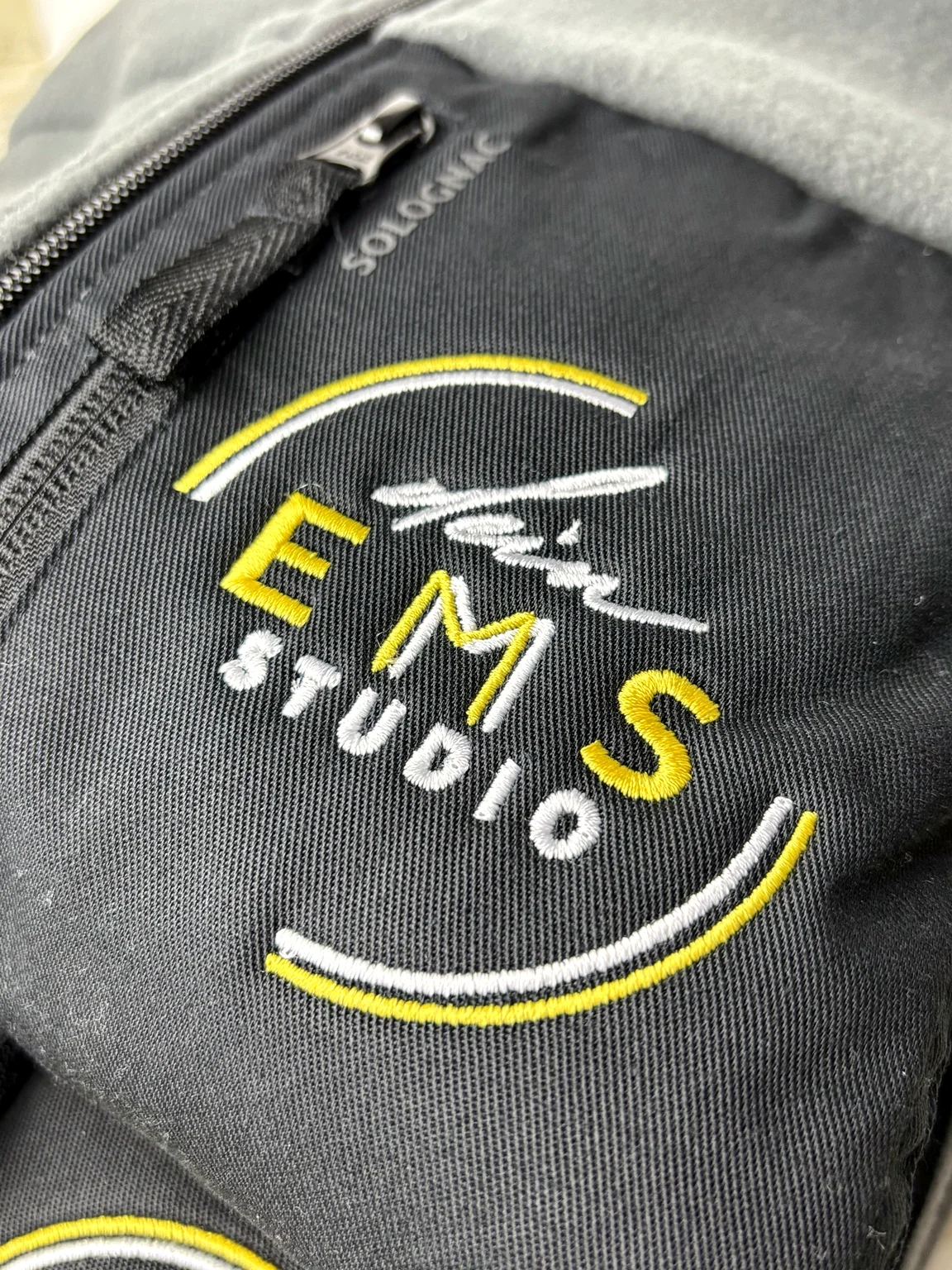 Präzise Stickerei mit Firmenlogo auf einer Jacke