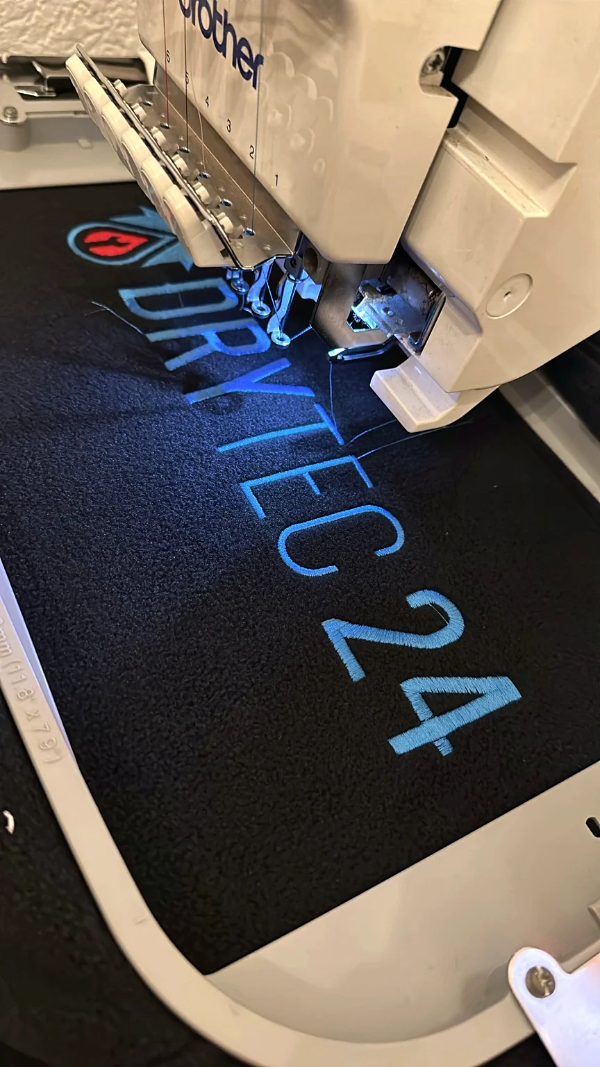 Stickerei in Arbeit – Detailaufnahme einer Maschinenstickerei