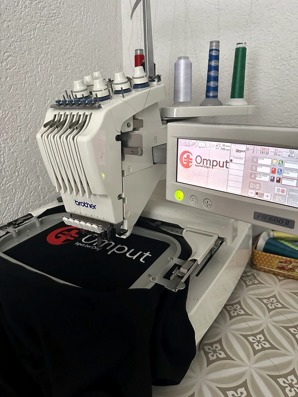 Persomade-Stickmaschine bei der Arbeit