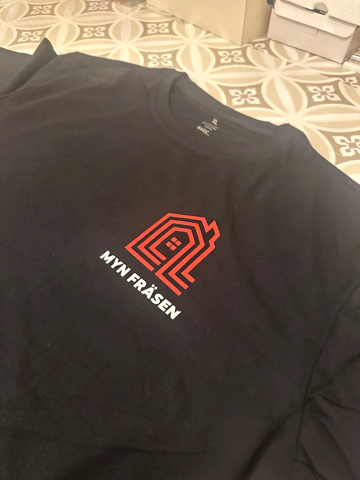 MYN FRÄSEN – Logo auf schwarzem T-Shirt