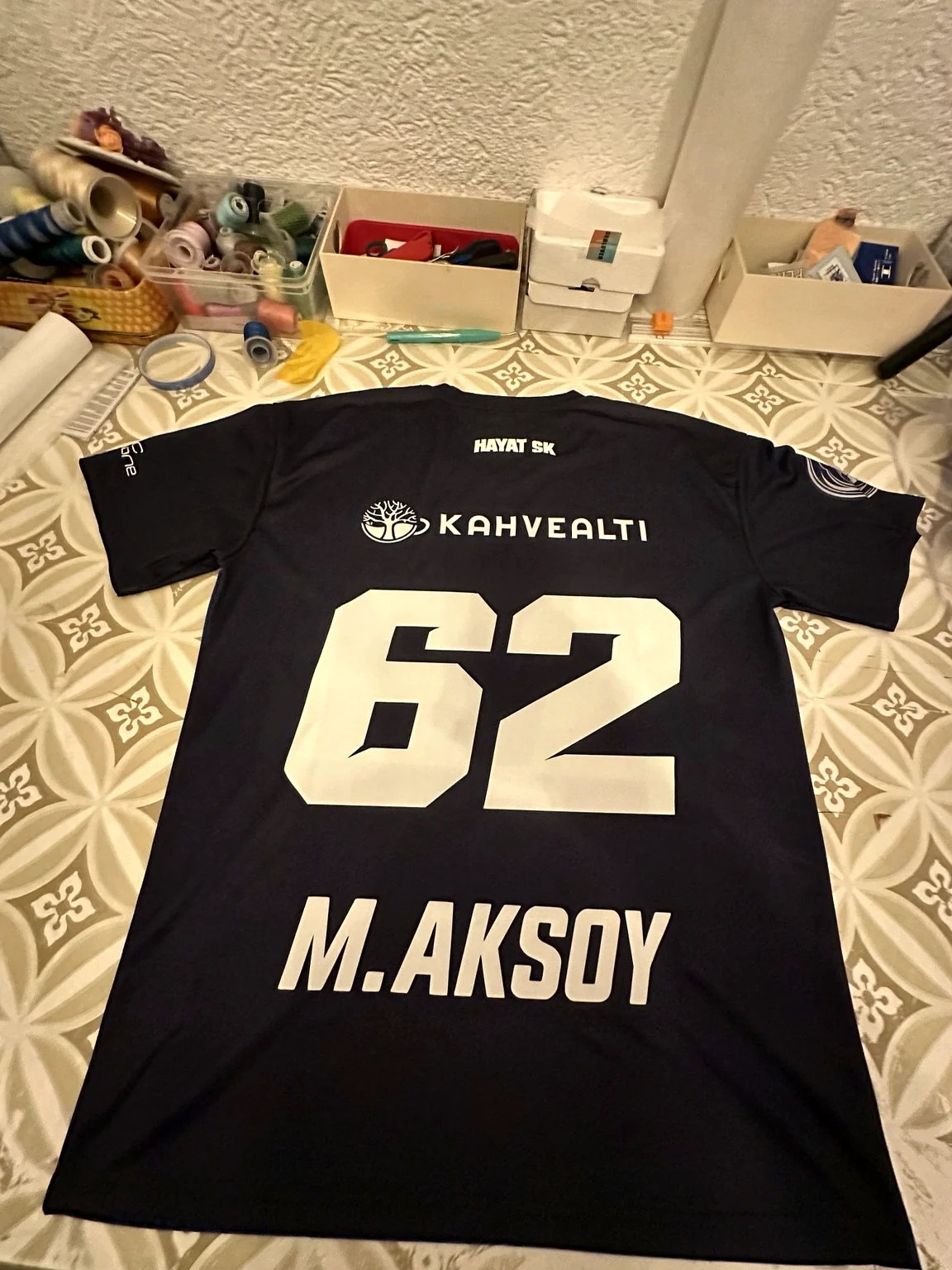 Personalisiertes Sporttrikot mit Name und Nummer