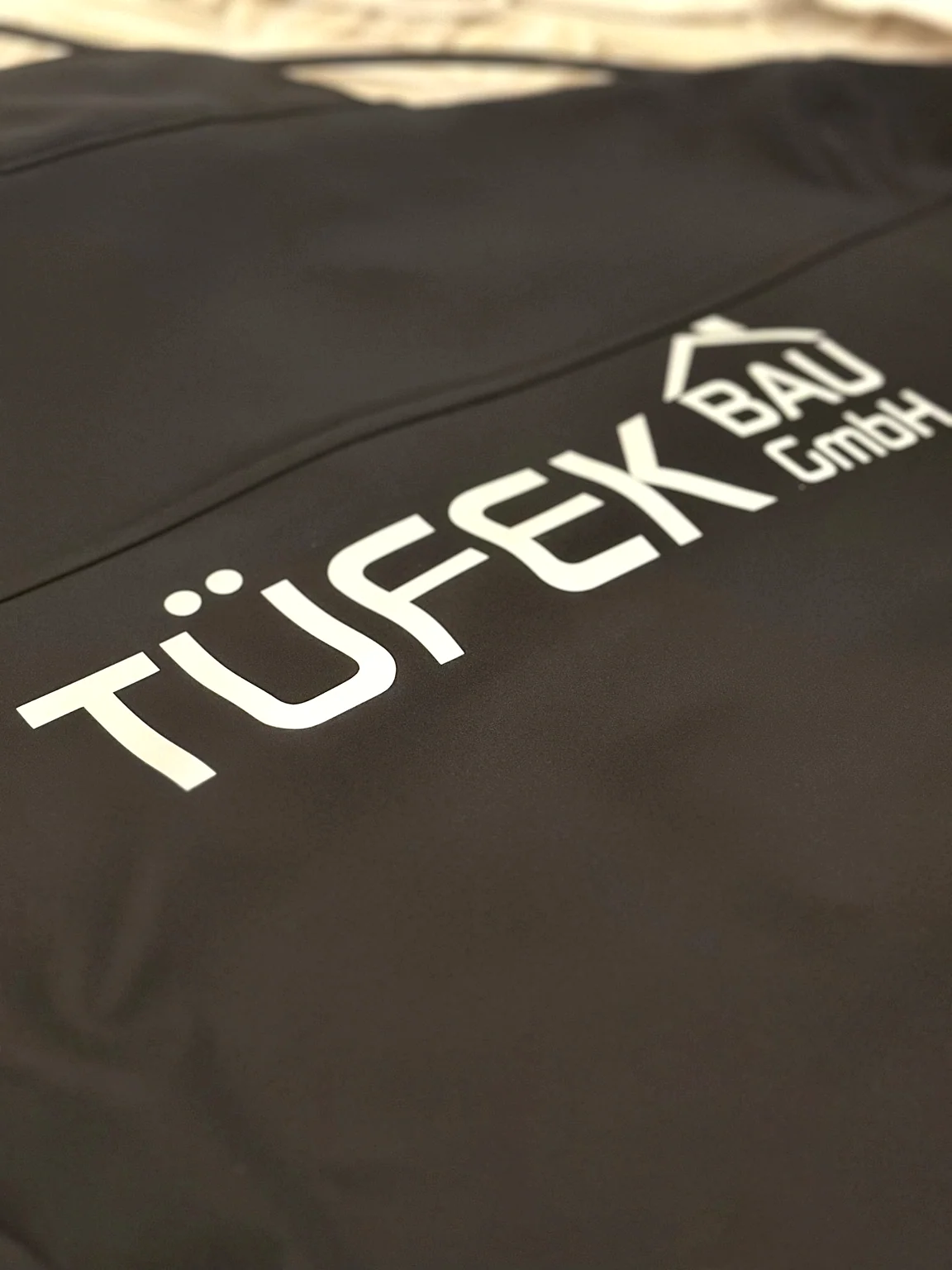 TÜFEK BAU – Großformatiger Firmenaufdruck